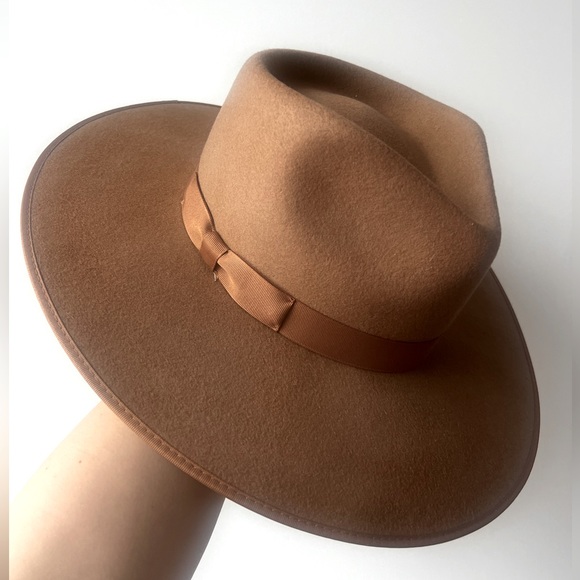 Lack of color hat - Picture 1 of 3